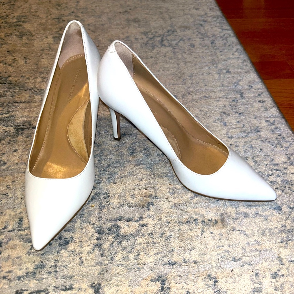 Banana Republic Madison 12 Hour Pump White Heels EUC Size 7